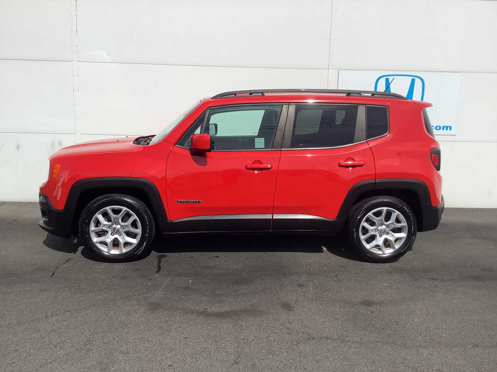 Thumbnail: 2017 Jeep Renegade - 3