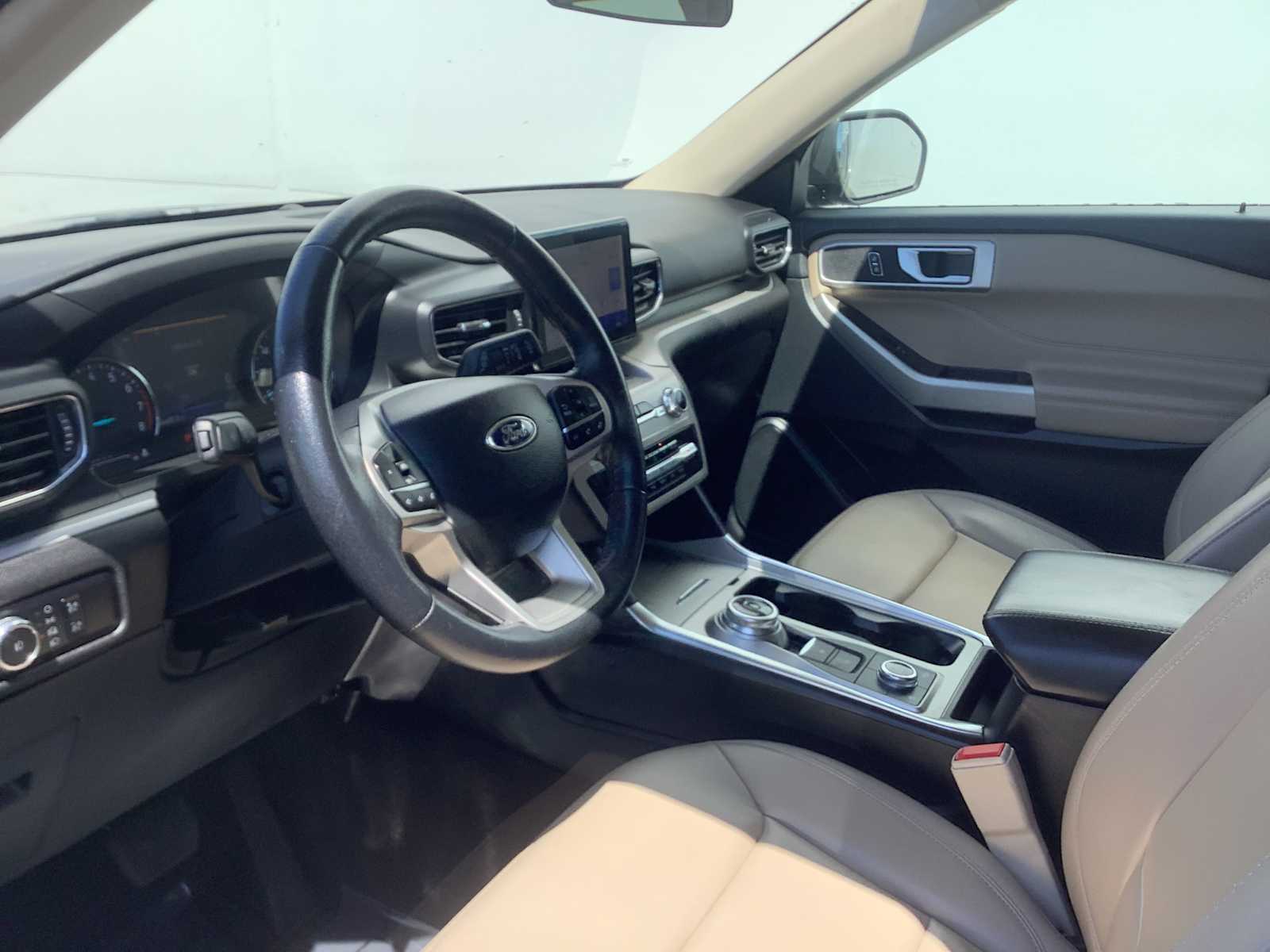 2023 Ford Explorer XLT photo 3