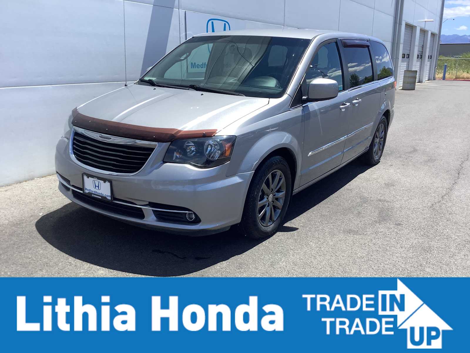 2015 Chrysler Town & Country S's photo