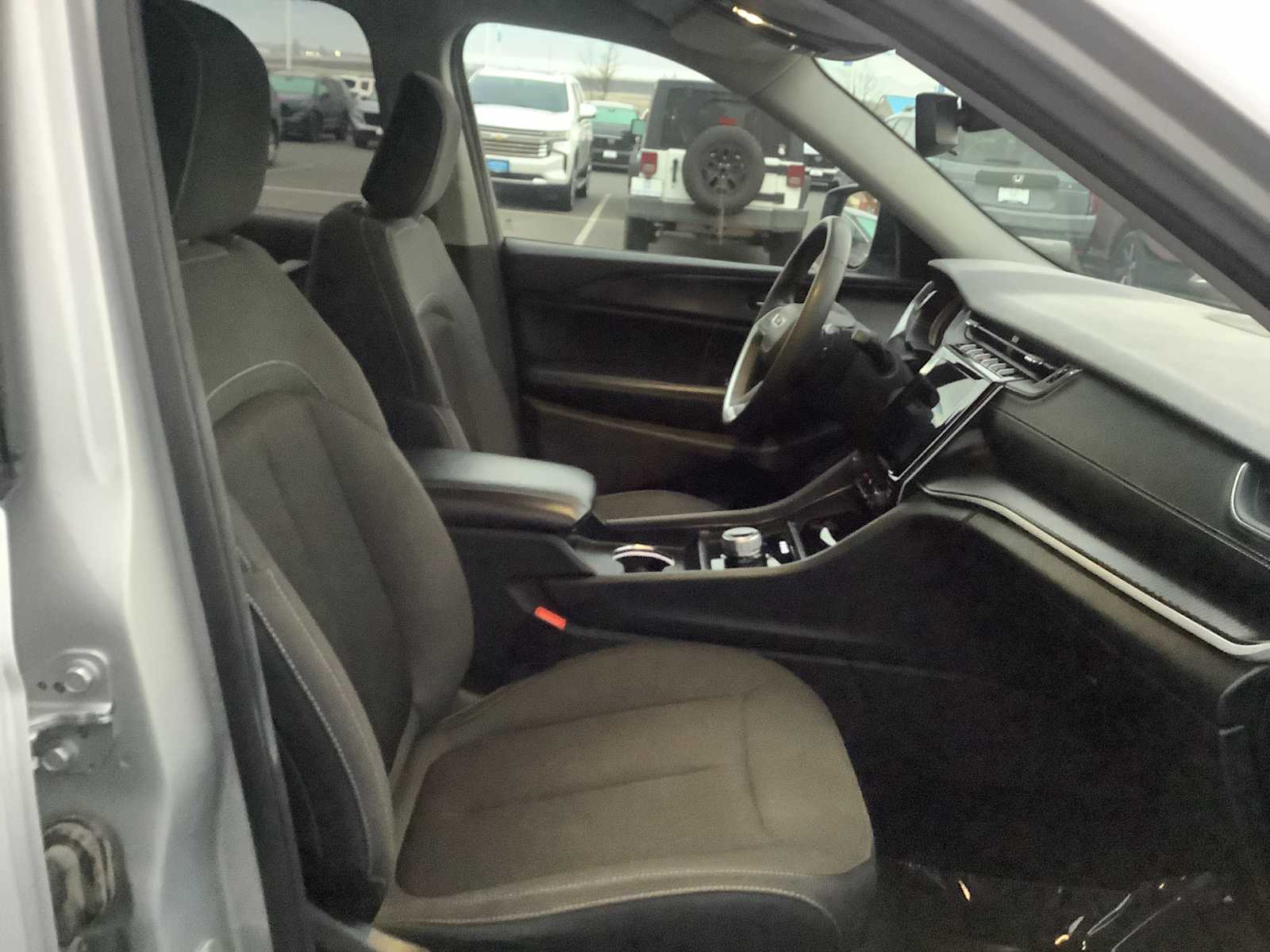 Thumbnail: 2023 Jeep Grand Cherokee - 15