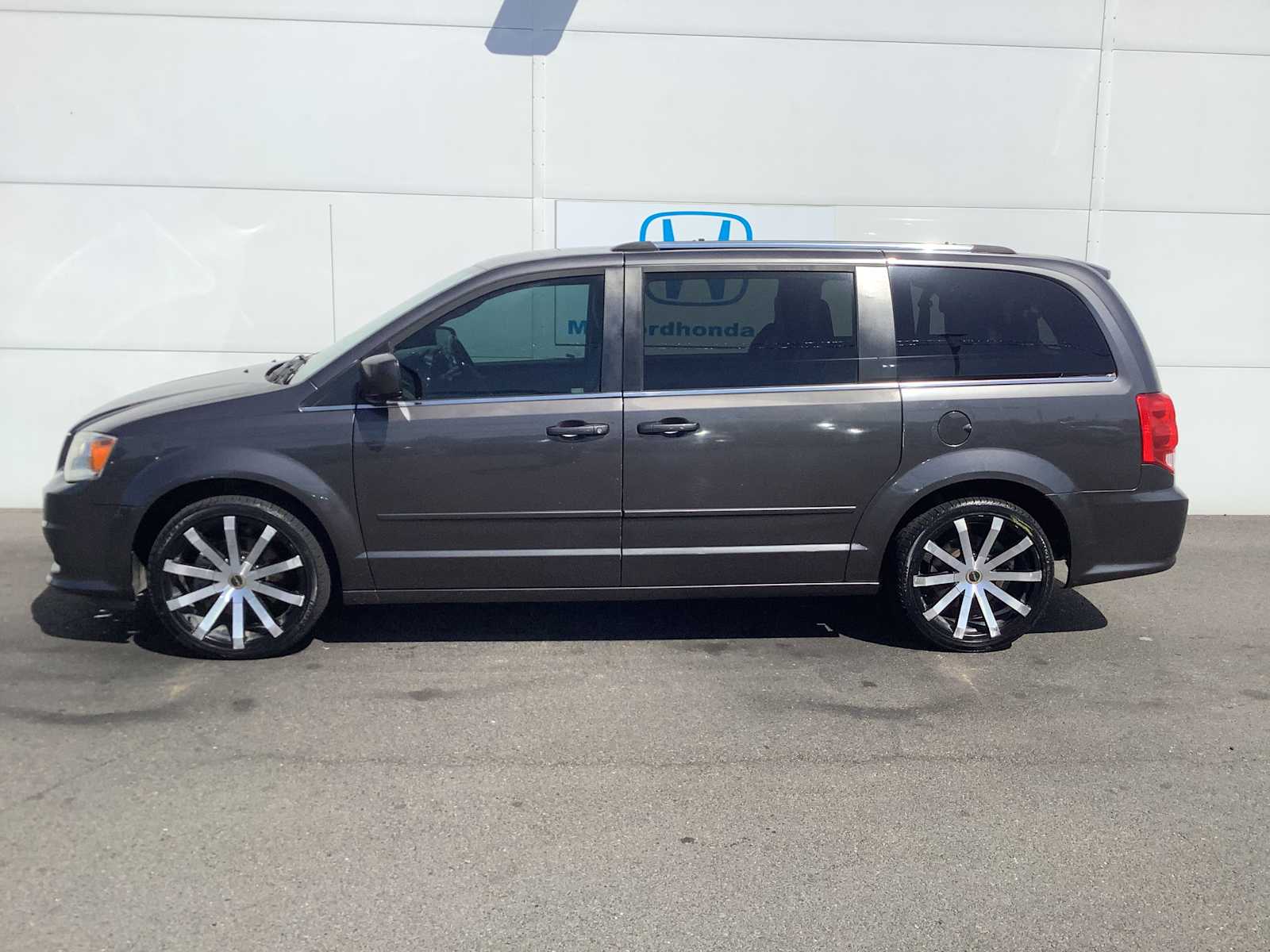 Thumbnail: 2017 Dodge Grand Caravan - 3