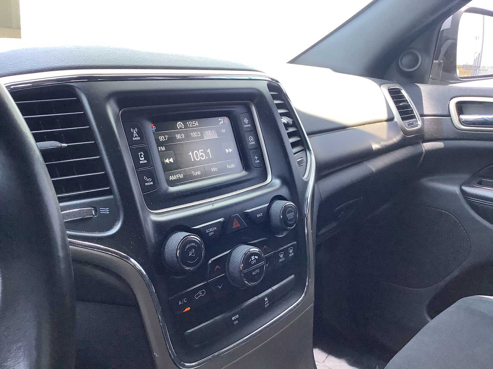 Thumbnail: 2015 Jeep Grand Cherokee - 17