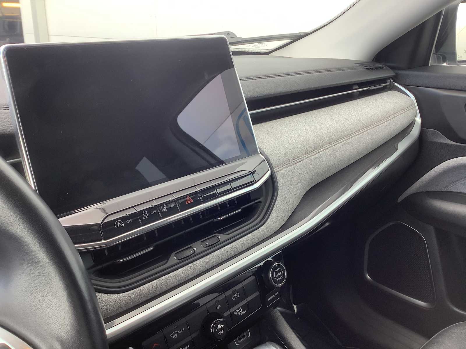 Thumbnail: 2022 Jeep Compass - 17