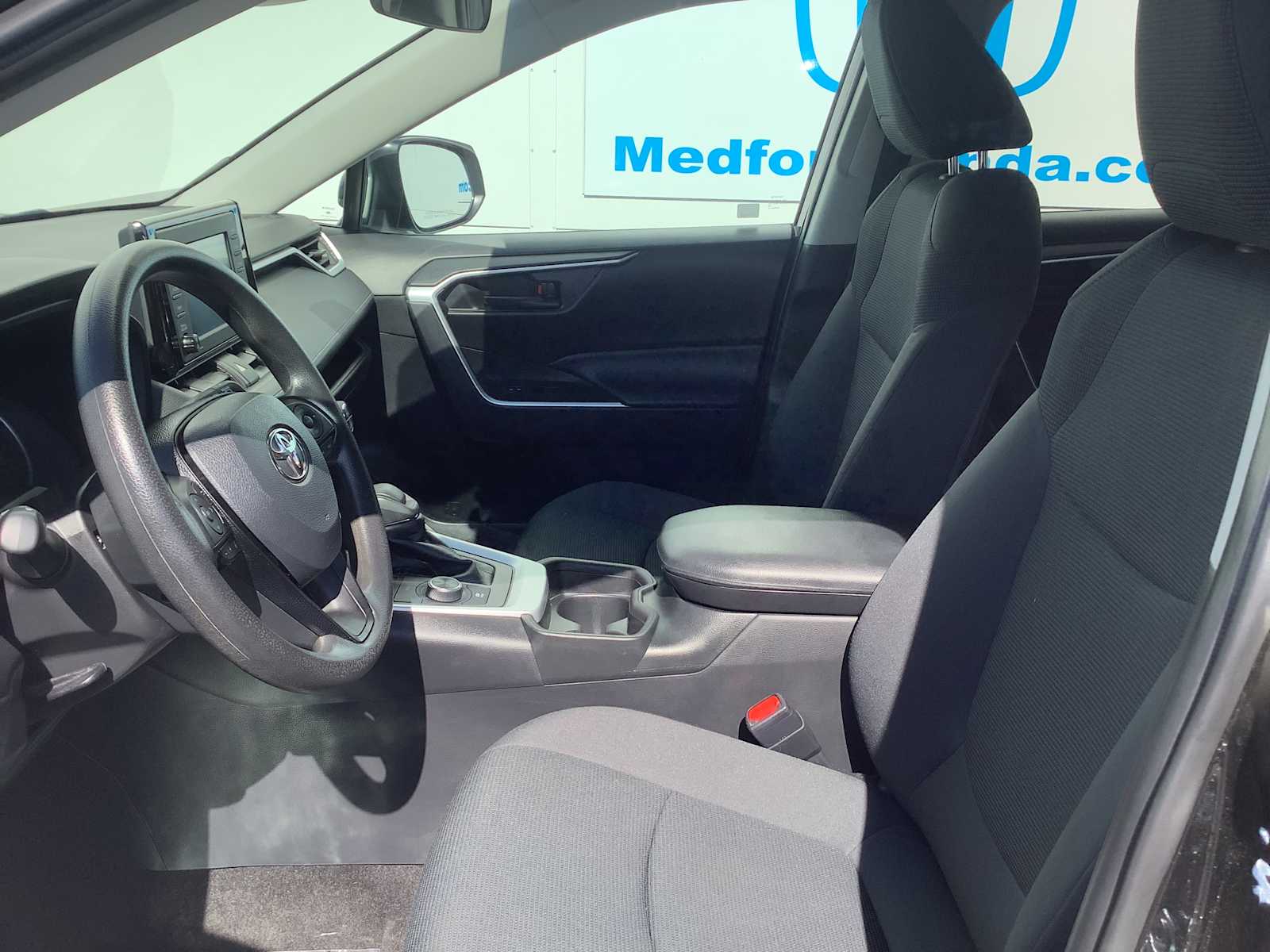 2021 Toyota RAV4 Hybrid LE photo 2