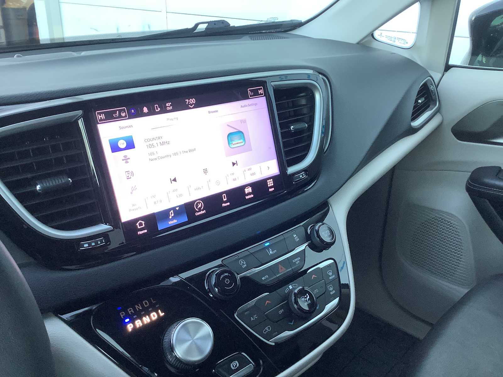 Thumbnail: 2022 Chrysler Pacifica - 17