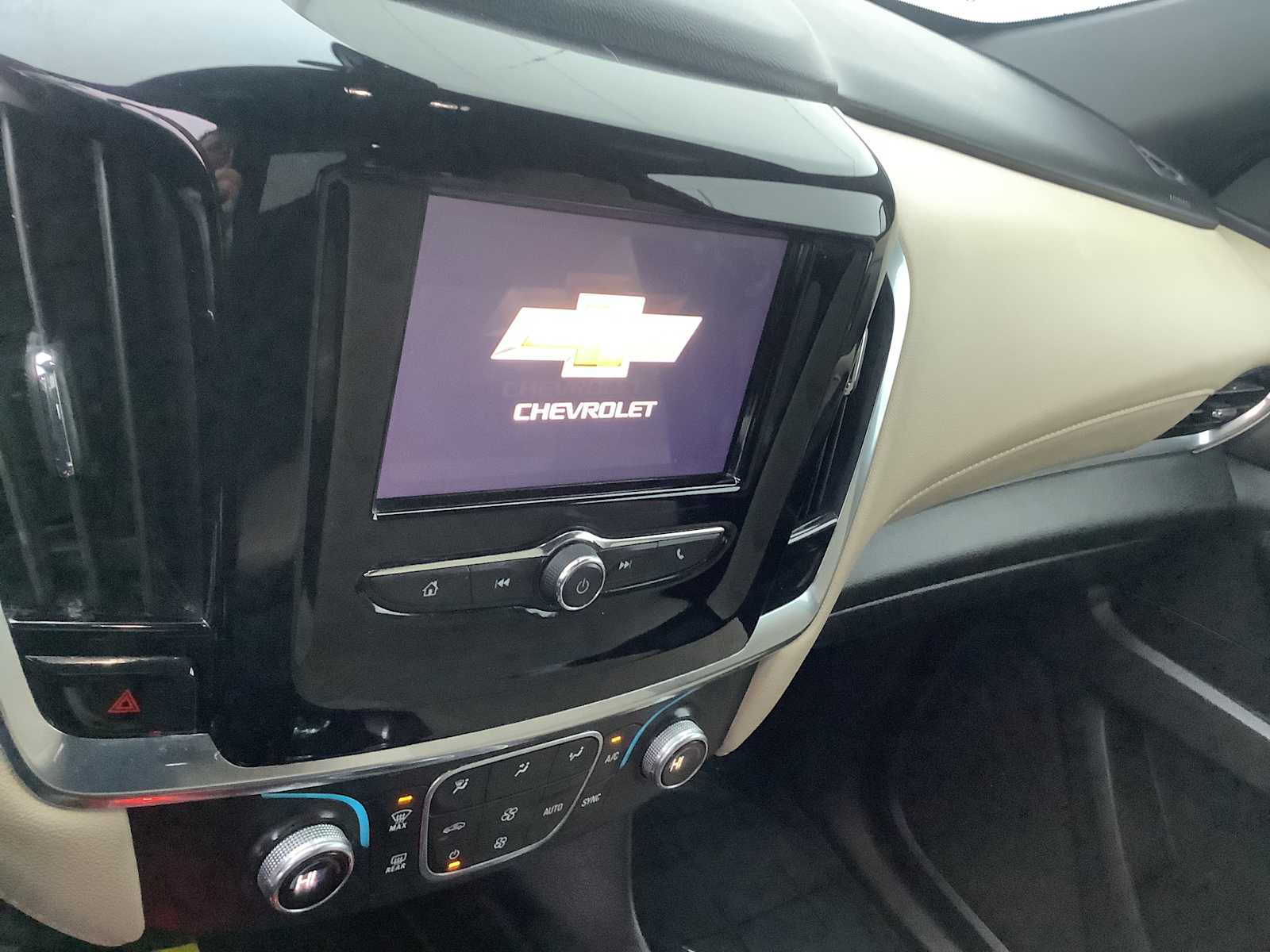 Thumbnail: 2022 Chevrolet Traverse - 15