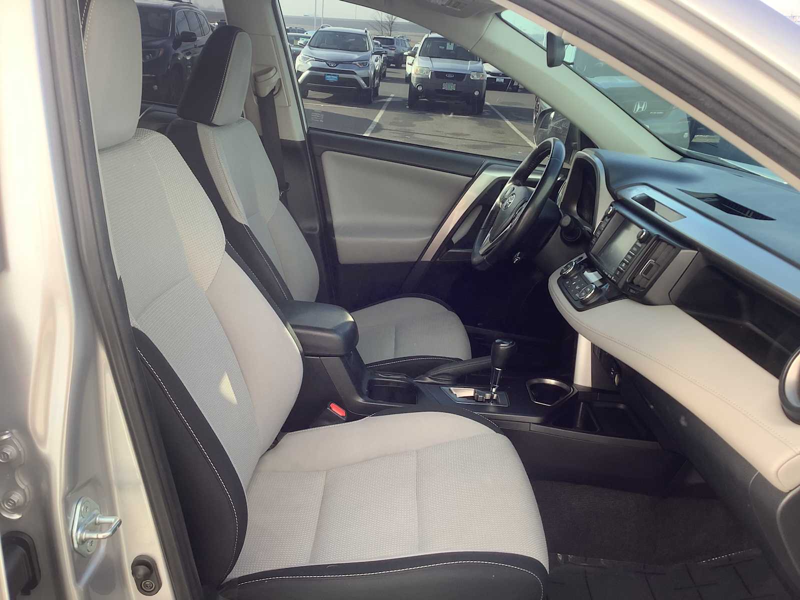 Thumbnail: 2016 Toyota RAV4 - 15