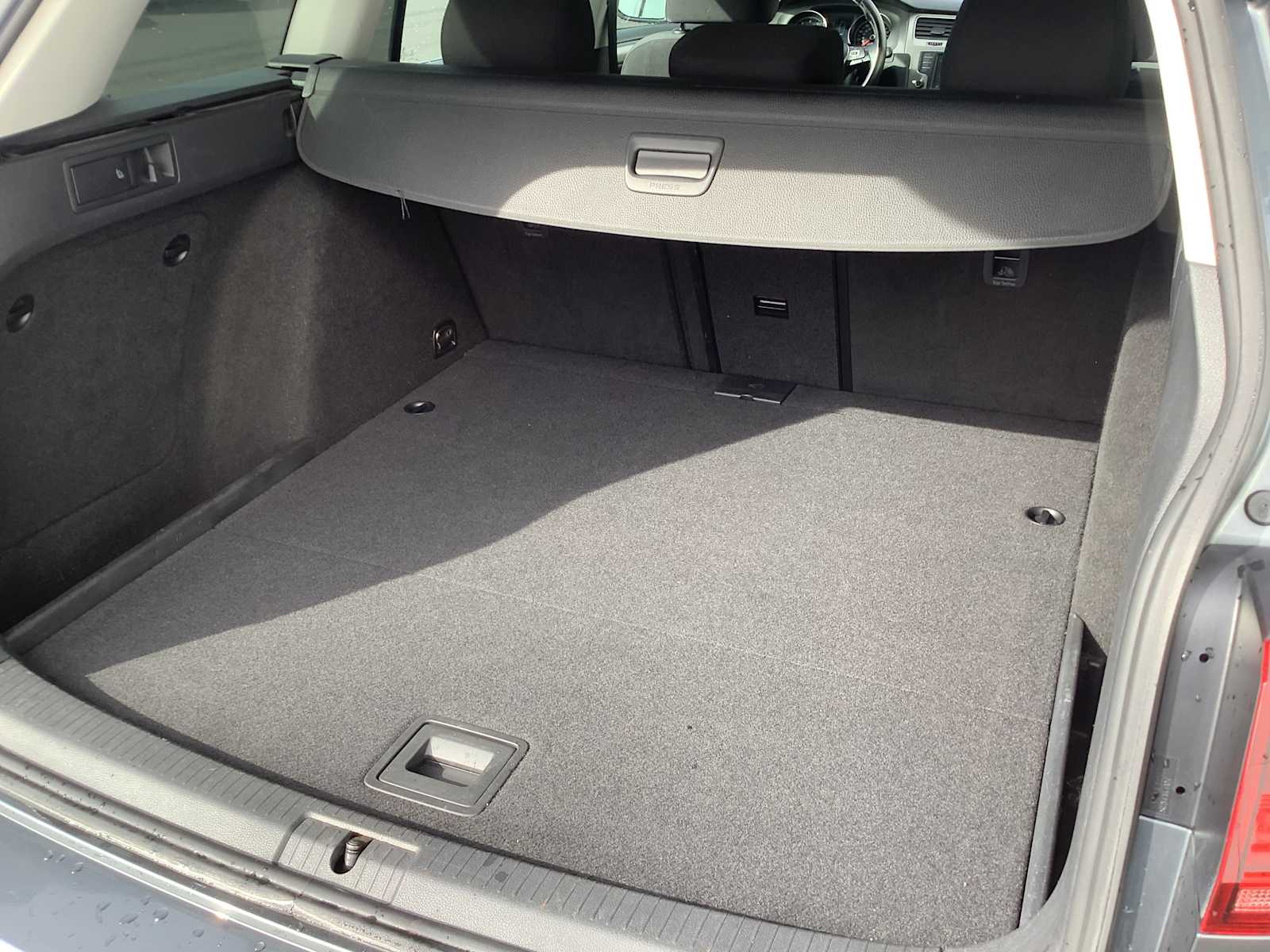 Thumbnail: 2016 Volkswagen e-Golf - 14