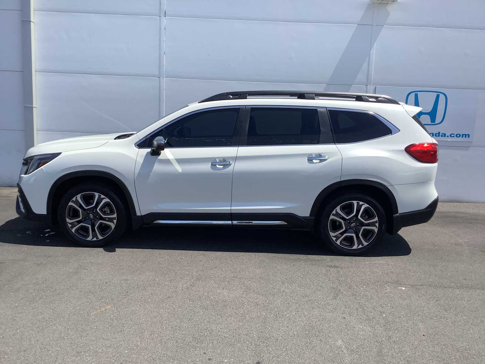 2023 Subaru Ascent Touring photo 2