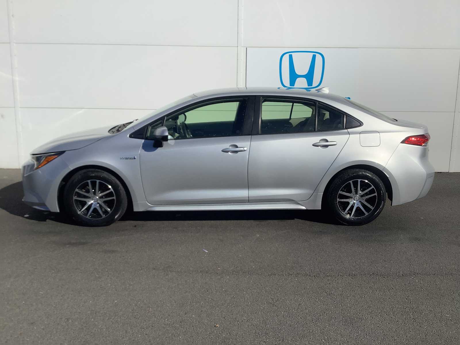 2021 Toyota Corolla Hybrid LE photo 2