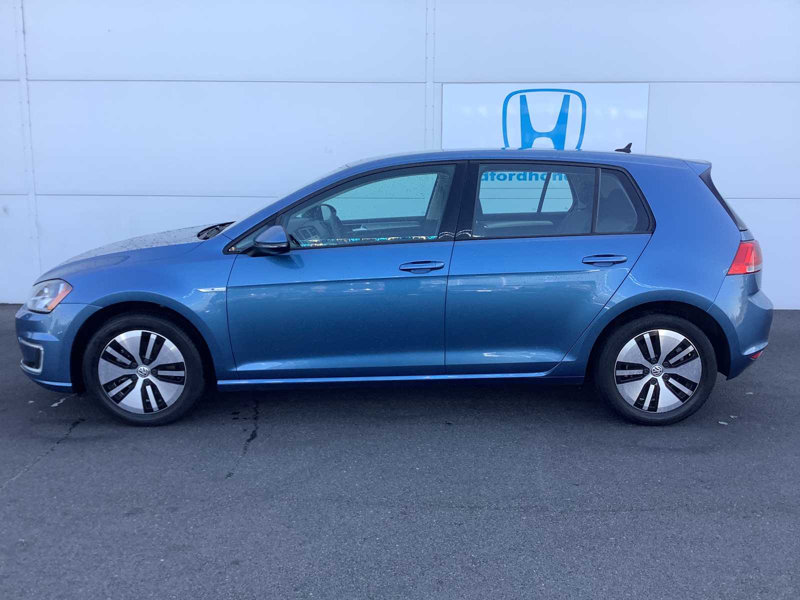 Used 2016 Volkswagen e-Golf e-Golf SE with VIN WVWKP7AUXGW916318 for sale in Medford, OR