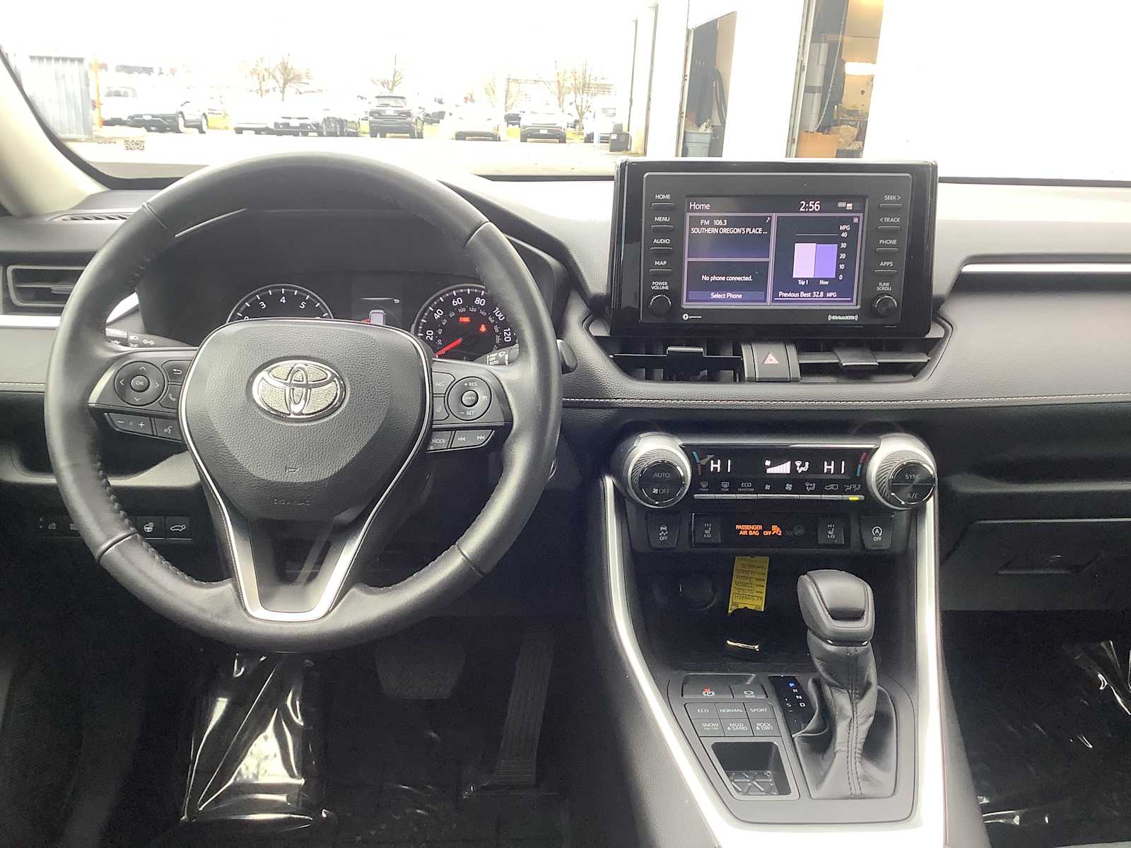 Thumbnail: 2022 Toyota RAV4 - 10