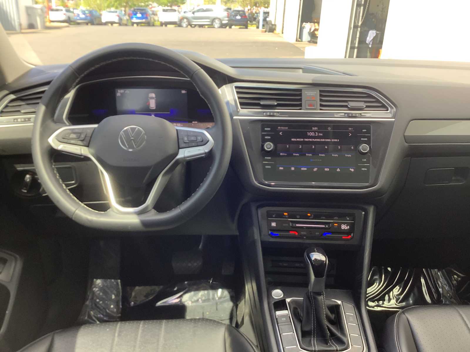 Thumbnail: 2022 Volkswagen Tiguan - 10