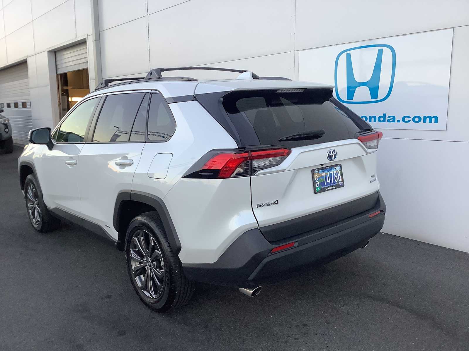 2023 Toyota RAV4 Hybrid XLE Premium photo 4