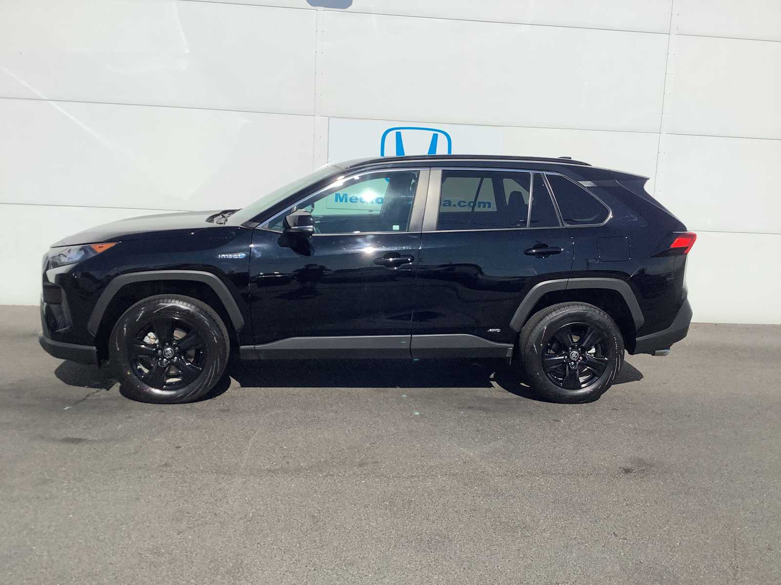 2021 Toyota RAV4 Hybrid LE photo 3
