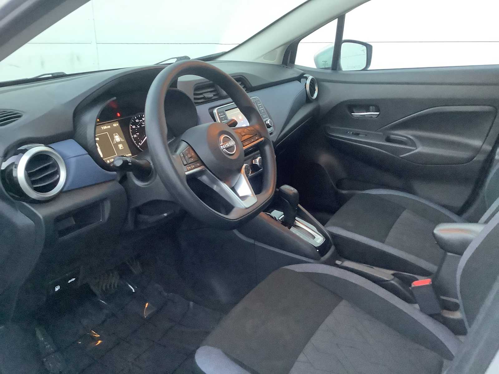 2023 Nissan Versa 1.6 SV photo 3