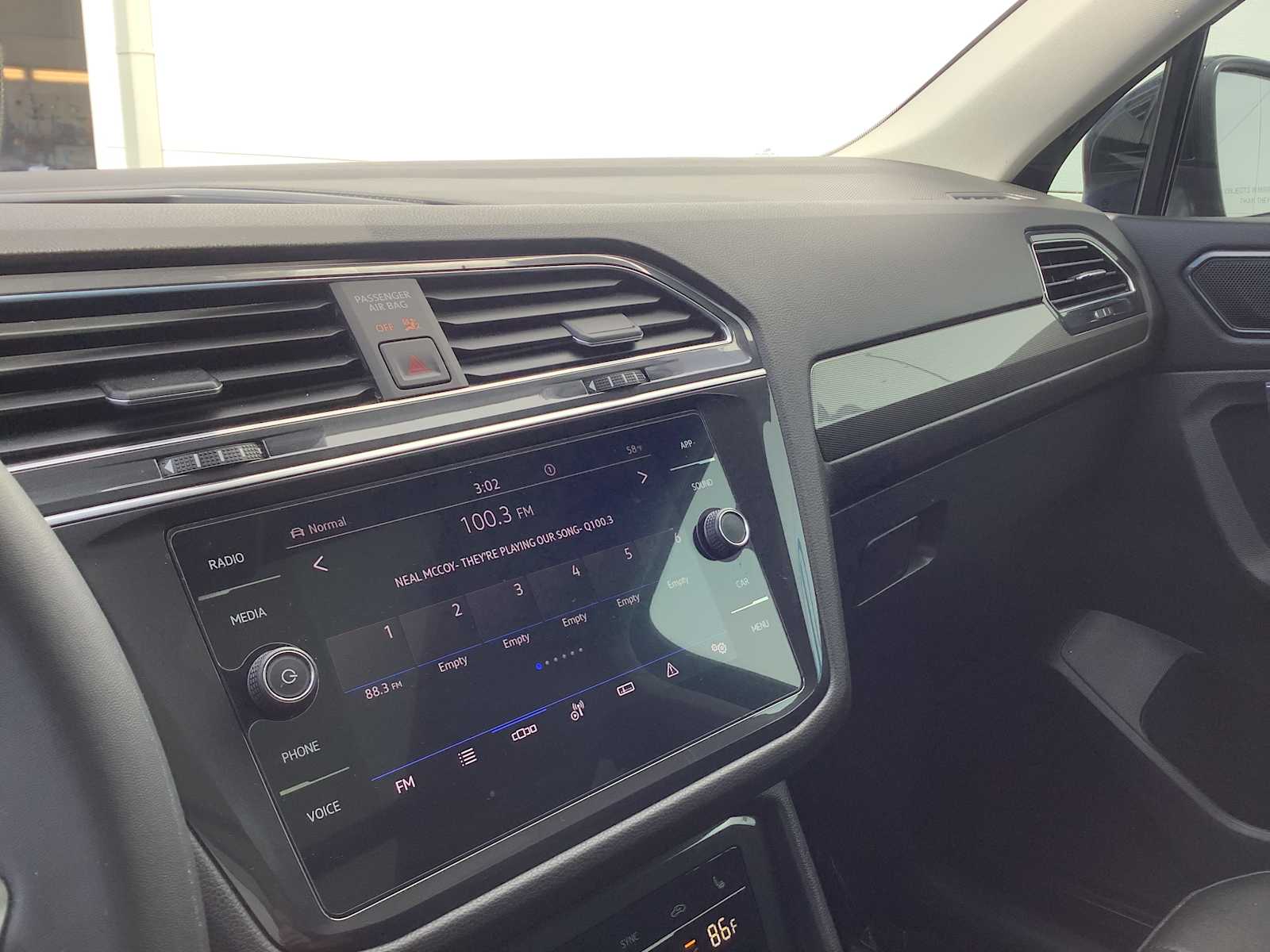 Thumbnail: 2022 Volkswagen Tiguan - 17