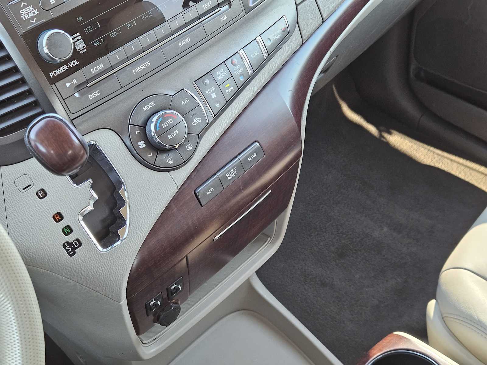 Thumbnail: 2011 Toyota Sienna - 20