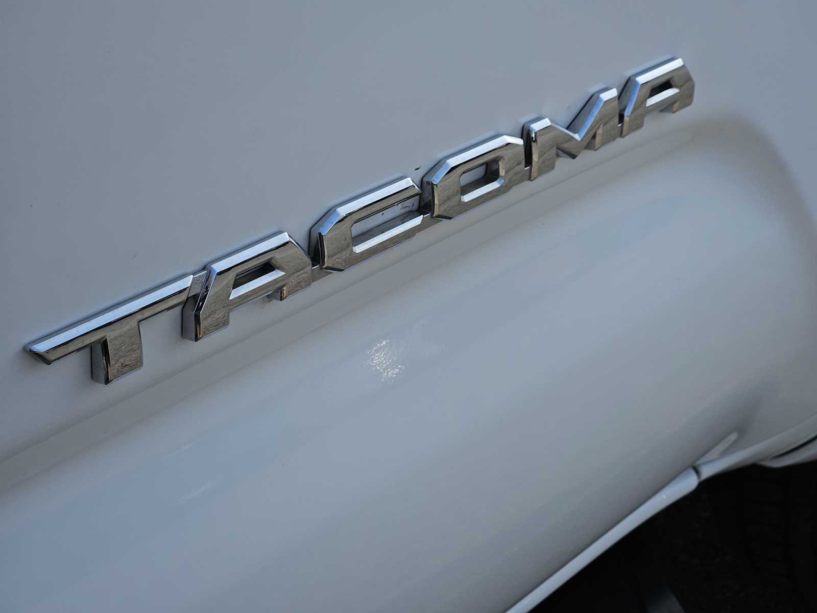 Thumbnail: 2018 Toyota Tacoma - 11