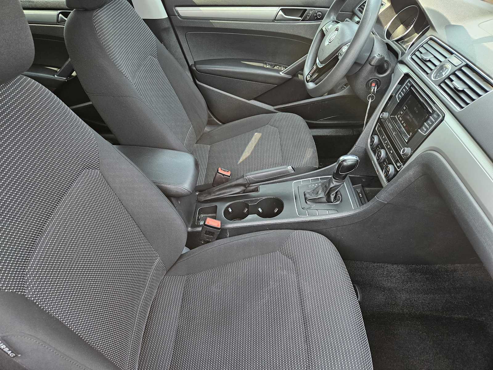 Thumbnail: 2016 Volkswagen Passat - 14