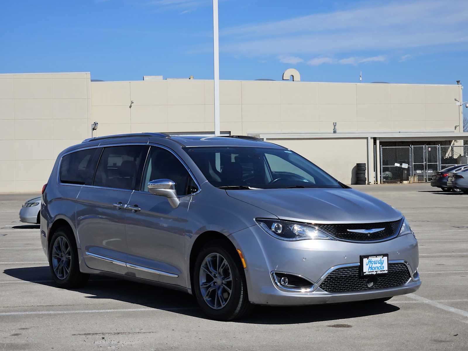 Thumbnail: 2018 Chrysler Pacifica - 3