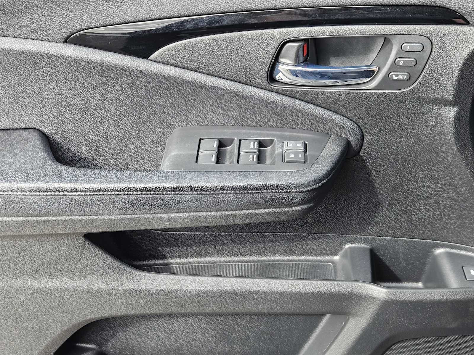 Thumbnail: 2017 Honda Pilot - 23