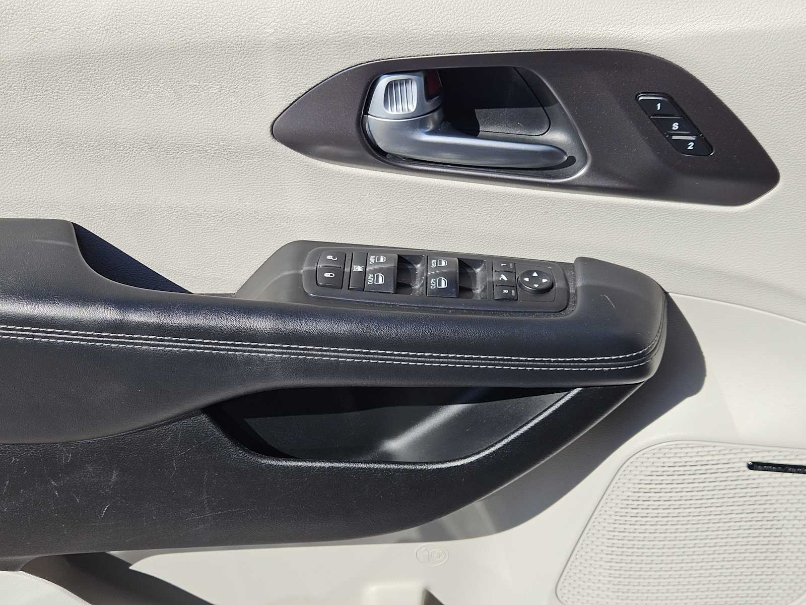 Thumbnail: 2018 Chrysler Pacifica - 21