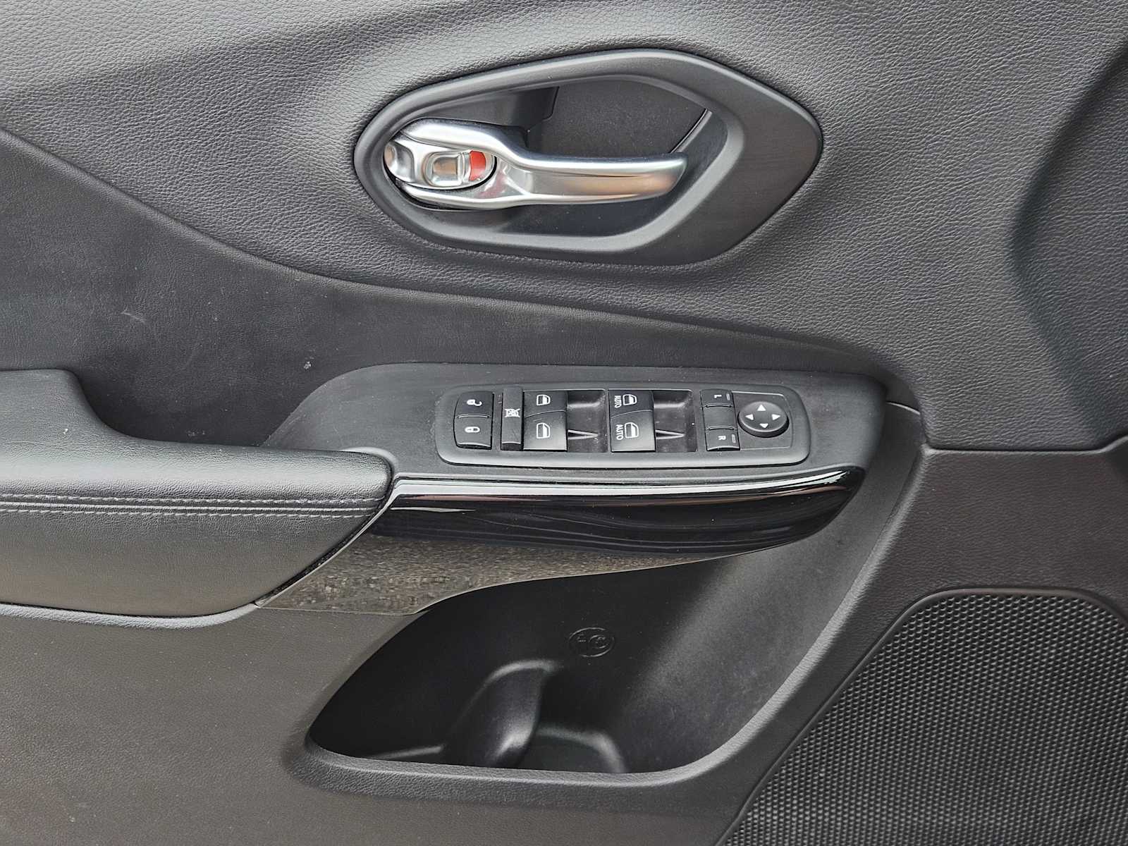 Thumbnail: 2019 Jeep Cherokee - 22