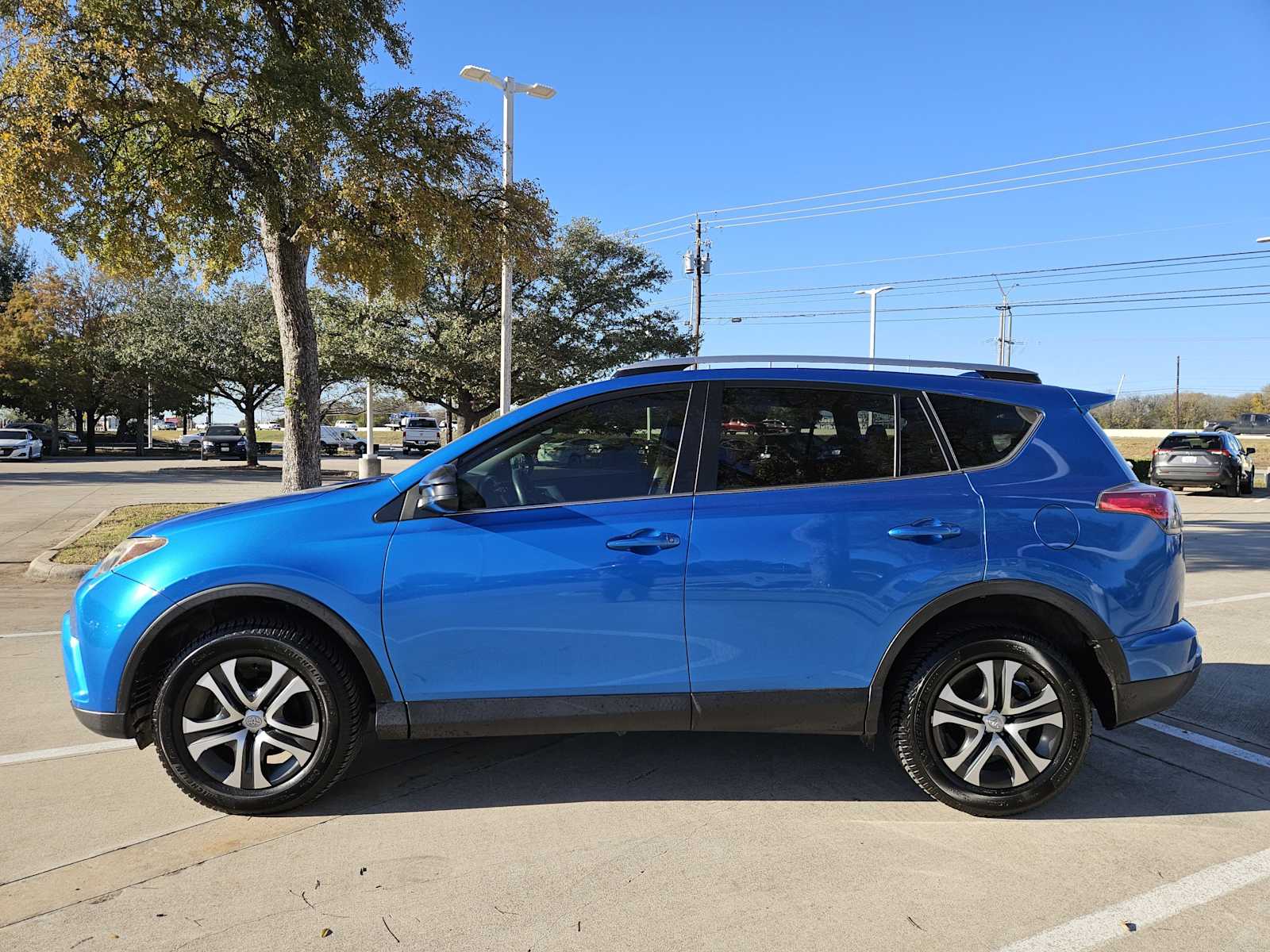 Thumbnail: 2017 Toyota RAV4 - 4