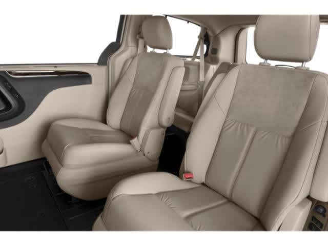 Thumbnail: 2015 Chrysler Town & Country - 16