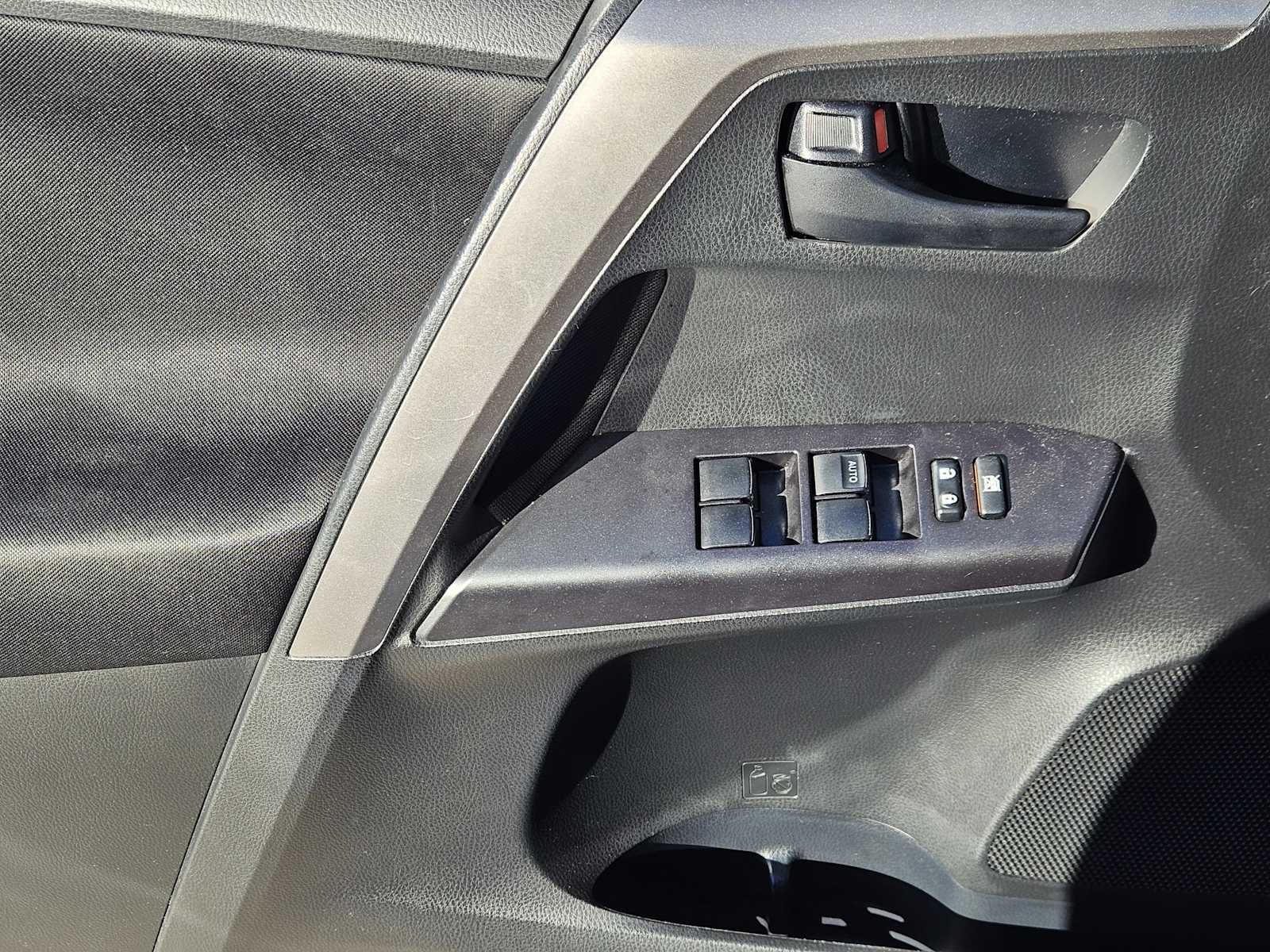 Thumbnail: 2017 Toyota RAV4 - 21