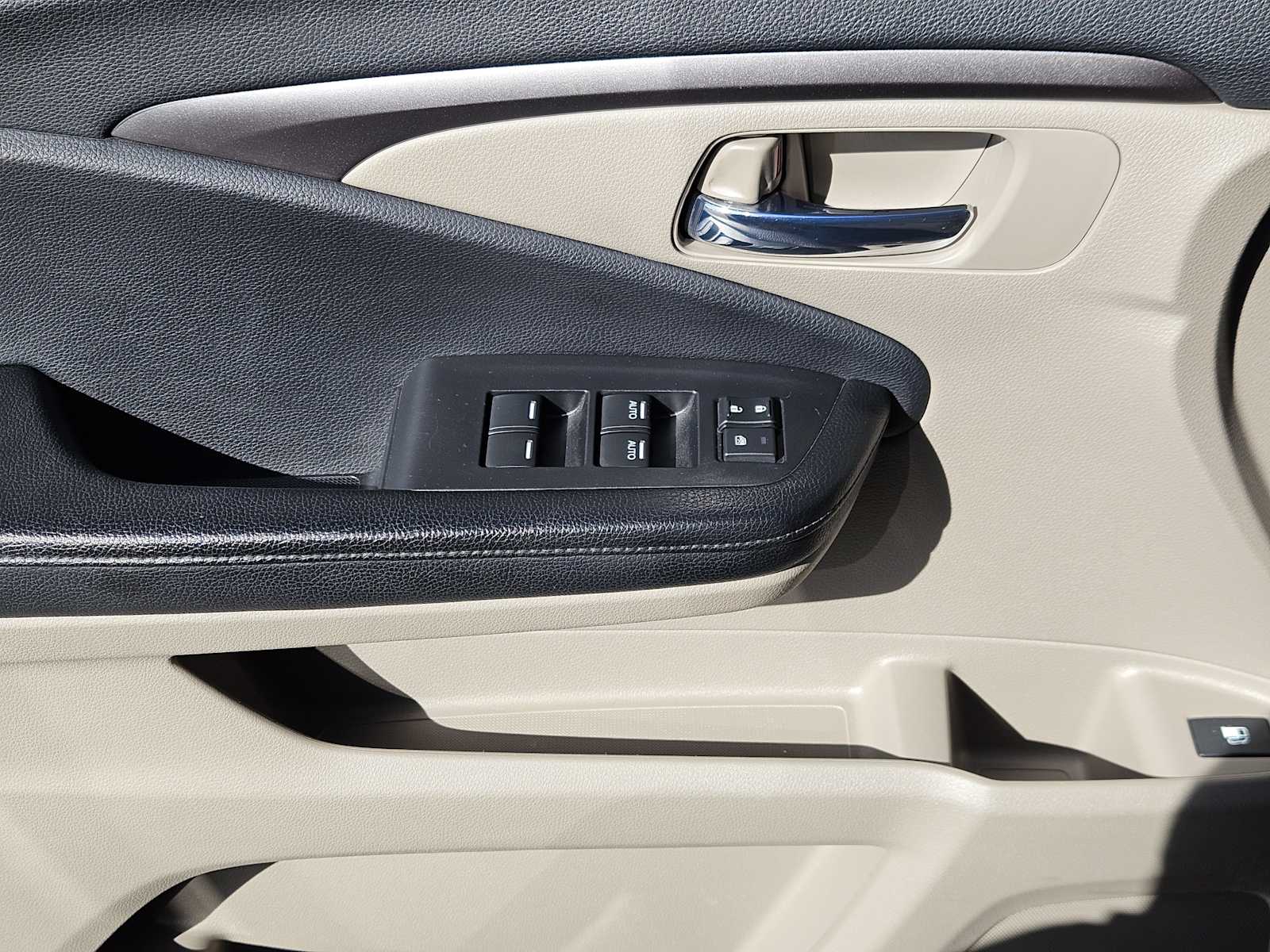 Thumbnail: 2018 Honda Pilot - 21