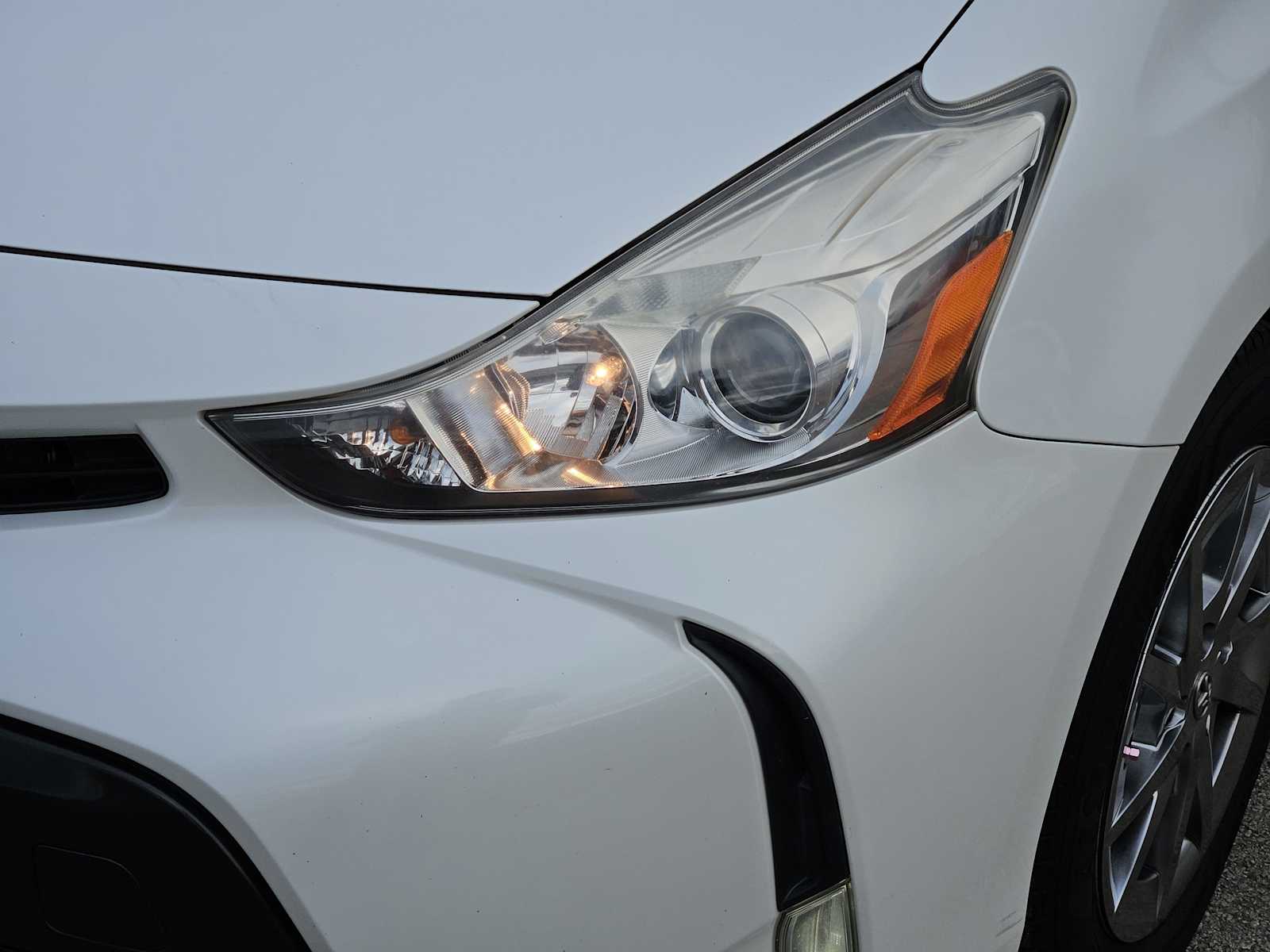 Thumbnail: 2015 Toyota Prius v - 6