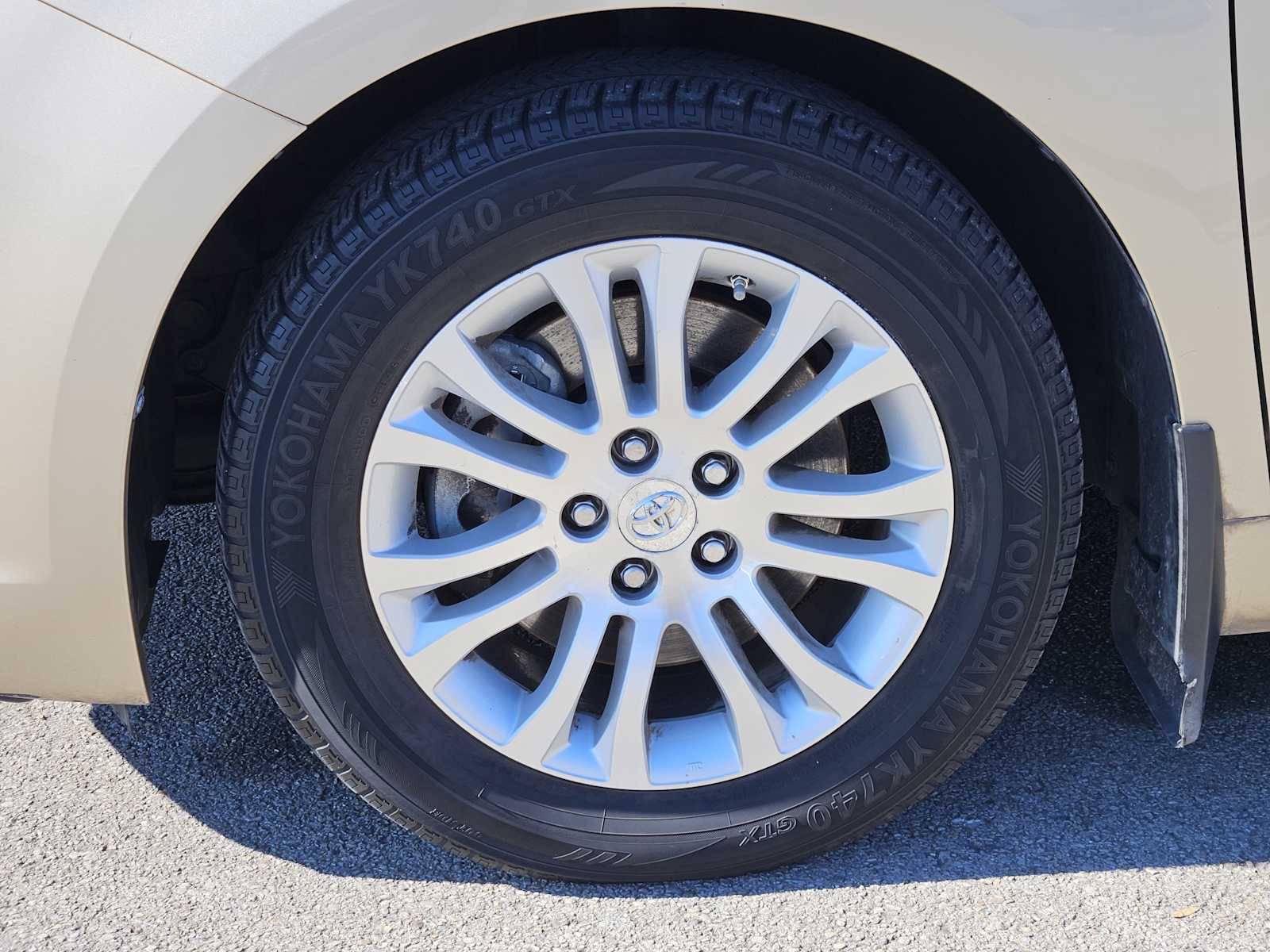 Thumbnail: 2011 Toyota Sienna - 9