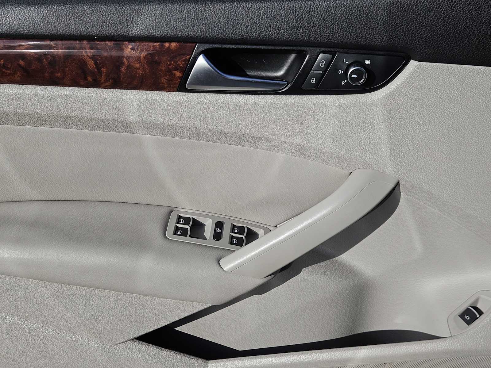 Thumbnail: 2013 Volkswagen Passat - 22