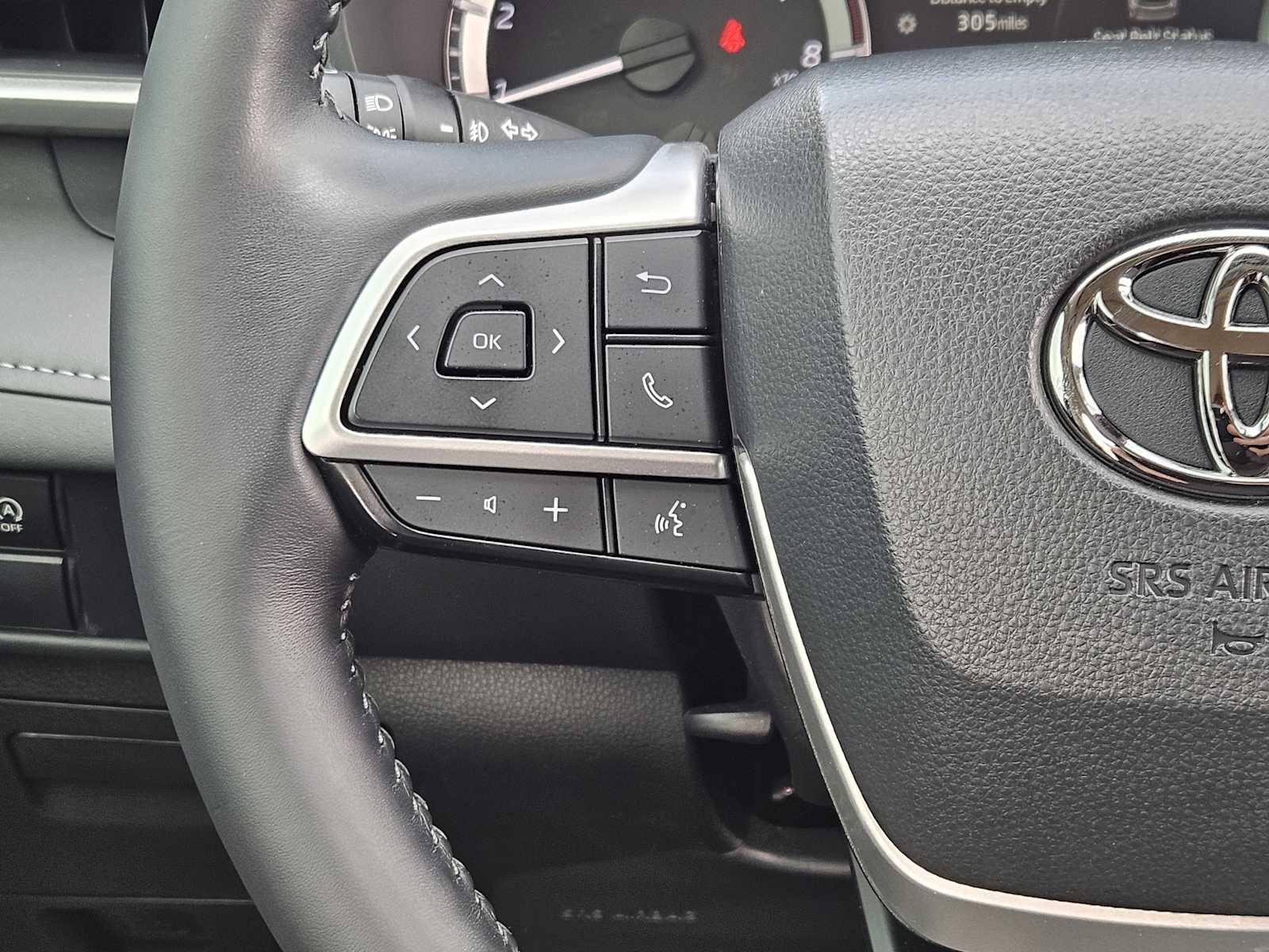 Thumbnail: 2023 Toyota Highlander - 27