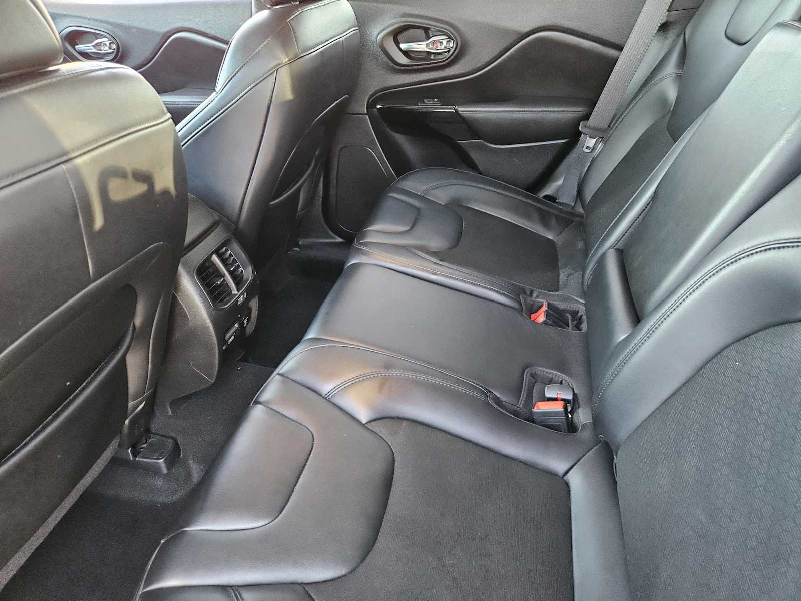 Thumbnail: 2020 Jeep Cherokee - 27