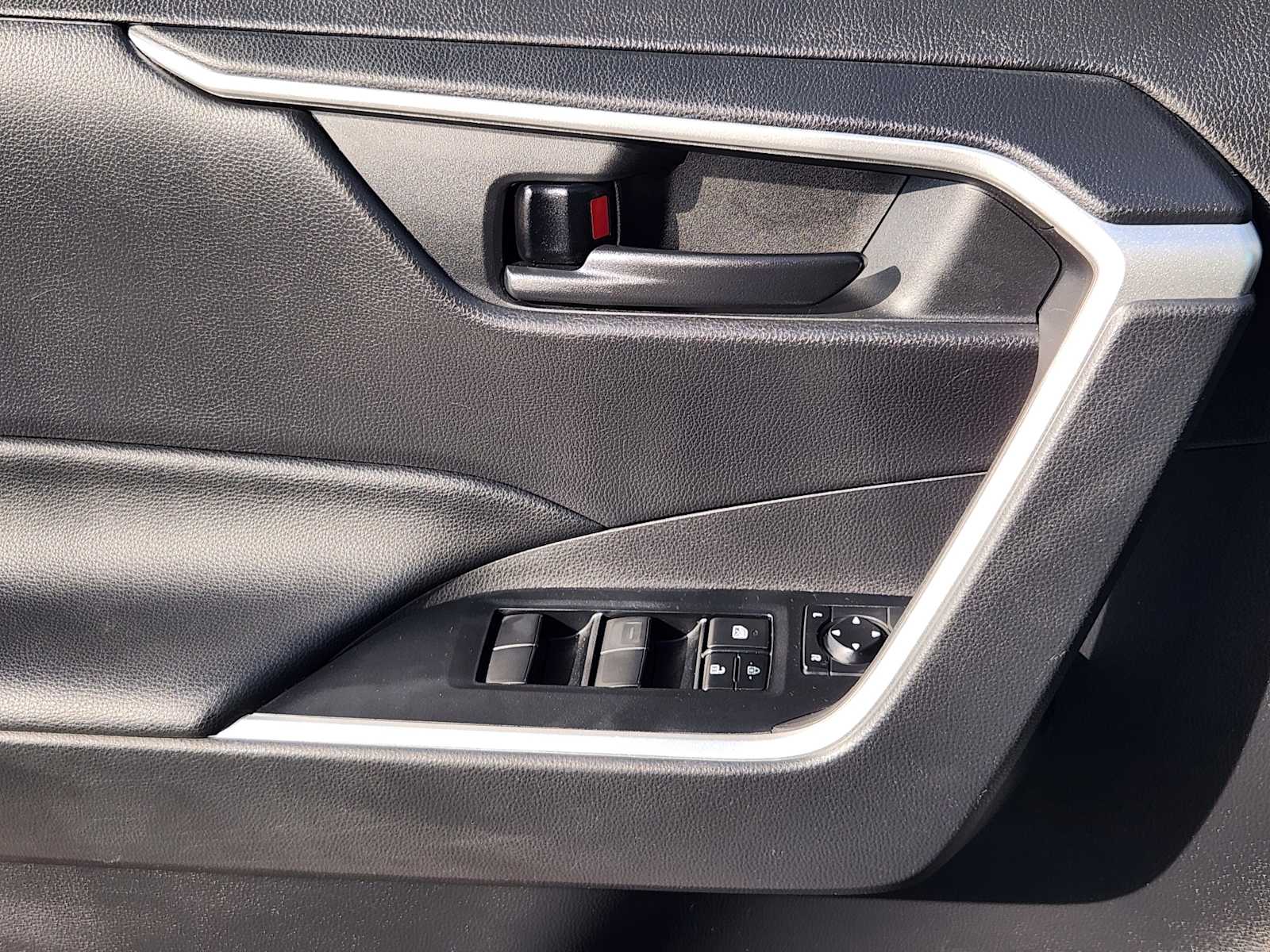 Thumbnail: 2021 Toyota RAV4 - 23