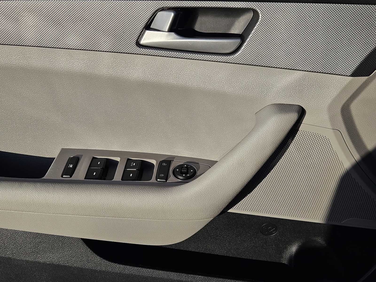 Thumbnail: 2016 Hyundai Sonata - 21