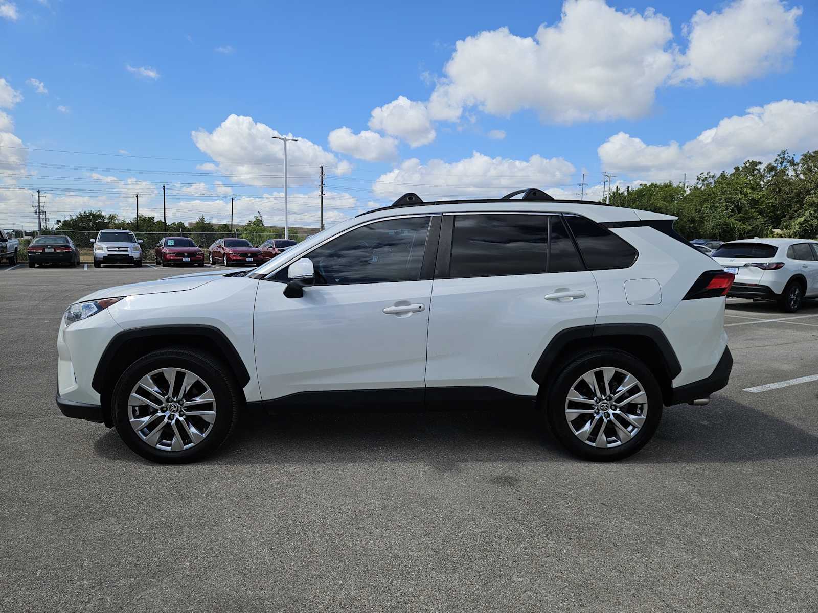 2021 Toyota RAV4 XLE Premium photo 4