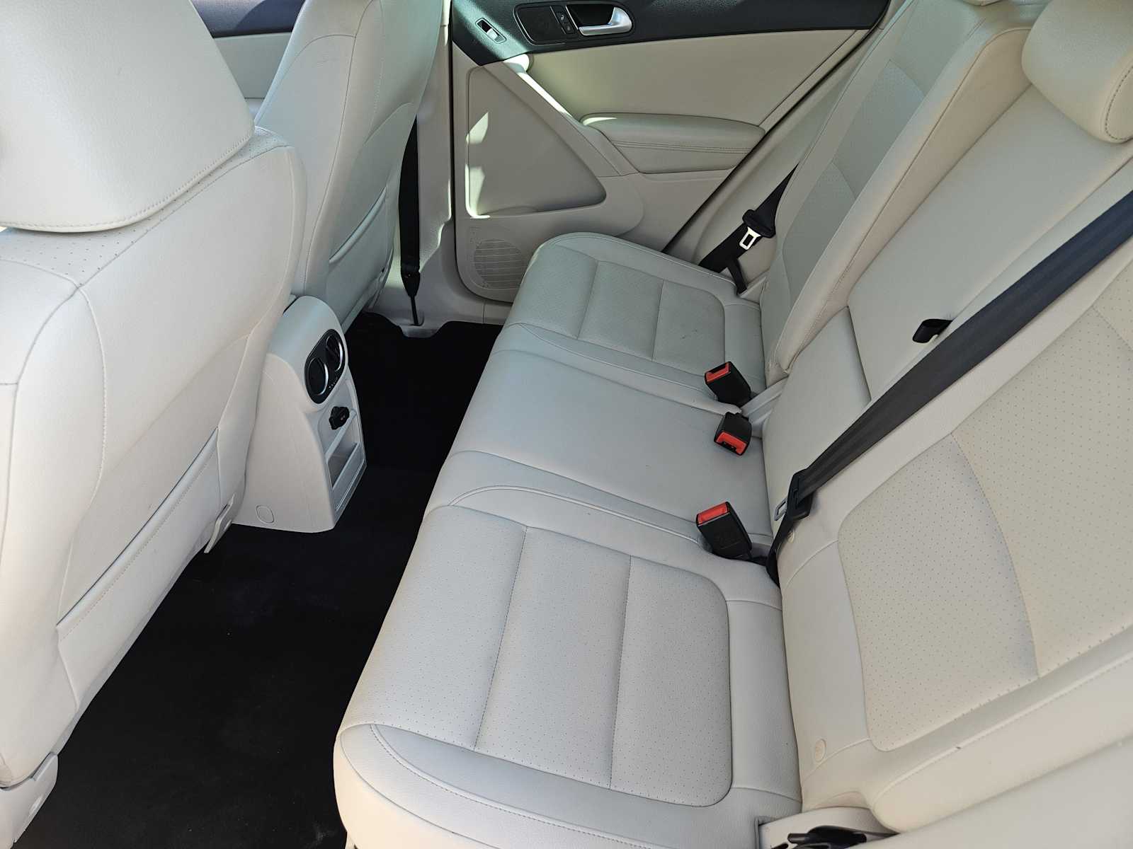Thumbnail: 2014 Volkswagen Tiguan - 30