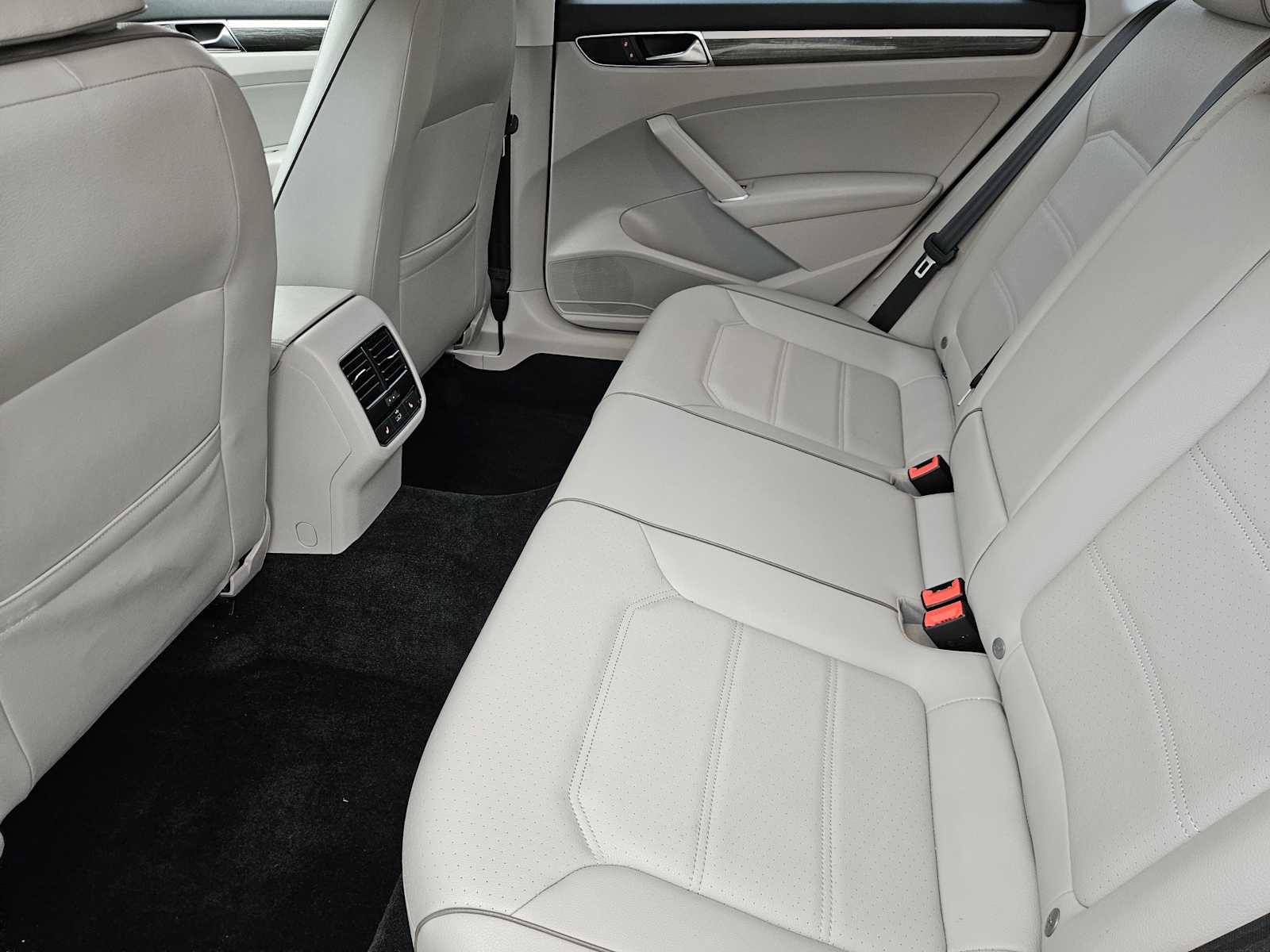 Thumbnail: 2017 Volkswagen Passat - 30