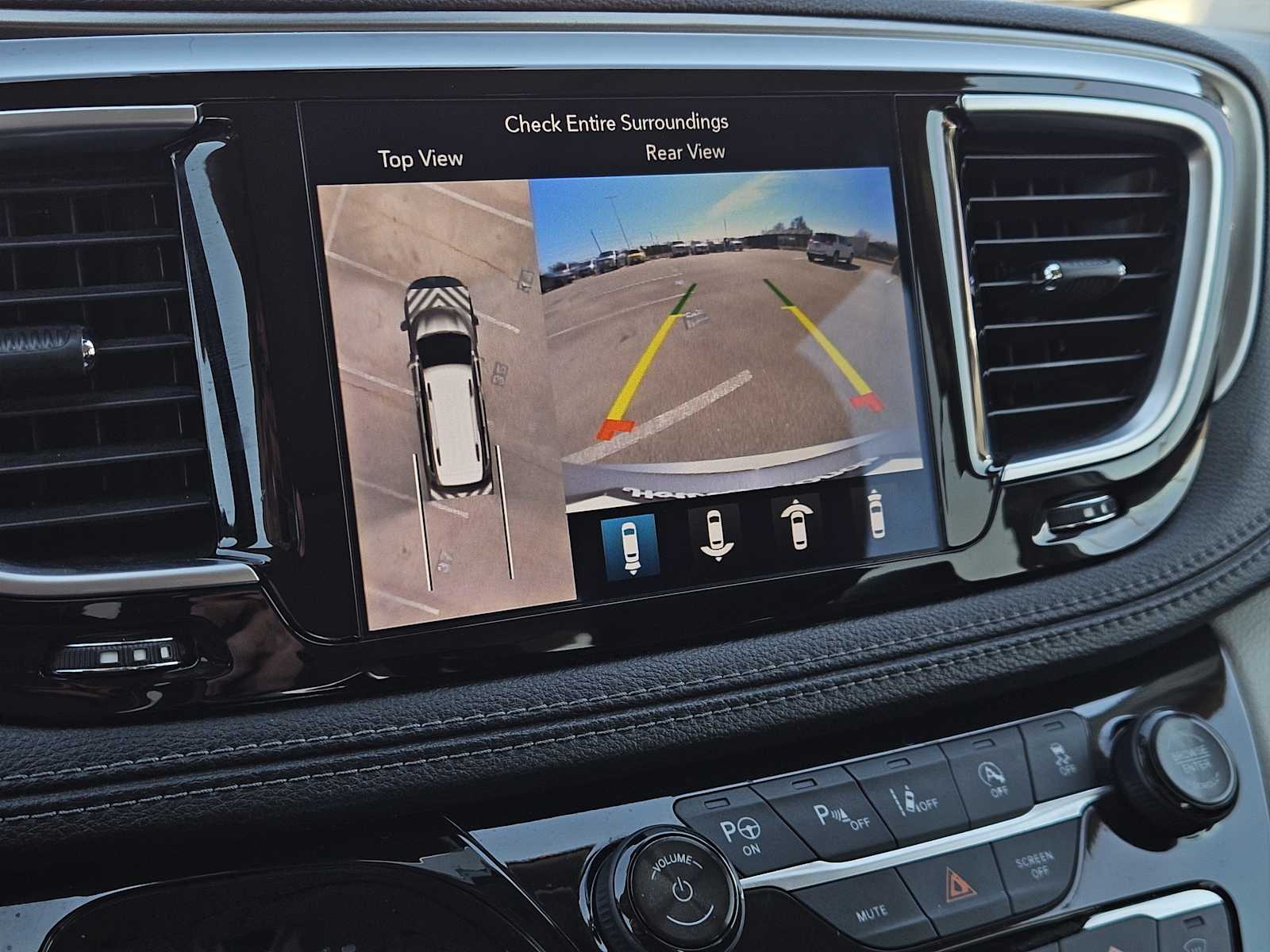 Thumbnail: 2018 Chrysler Pacifica - 17