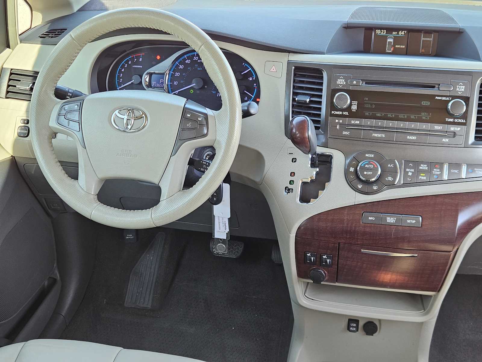 Thumbnail: 2011 Toyota Sienna - 27