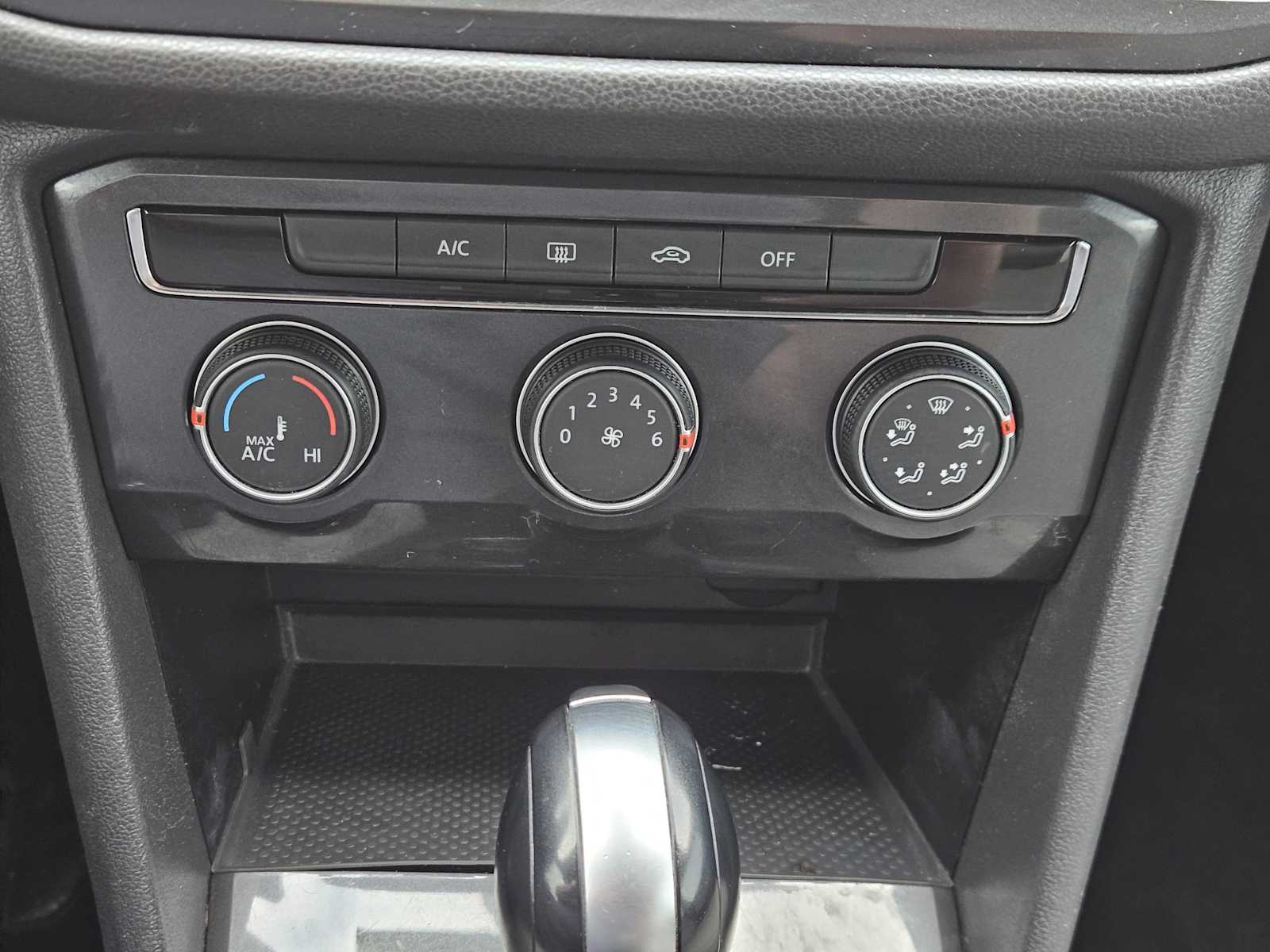 Thumbnail: 2018 Volkswagen Tiguan - 19