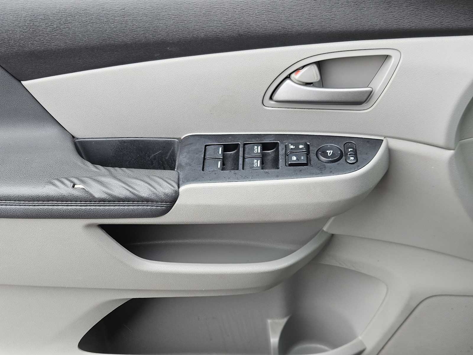 Thumbnail: 2012 Honda Odyssey - 21