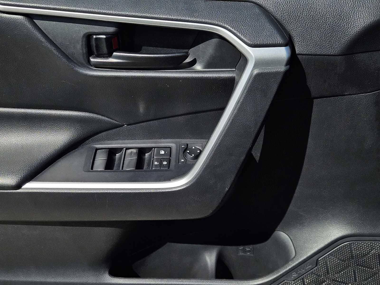 Thumbnail: 2020 Toyota RAV4 - 21