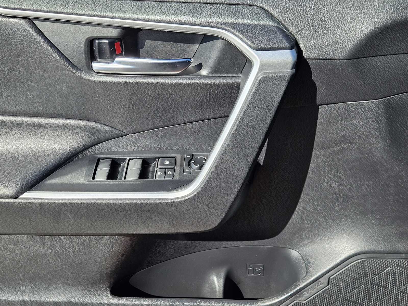 Thumbnail: 2021 Toyota RAV4 - 22