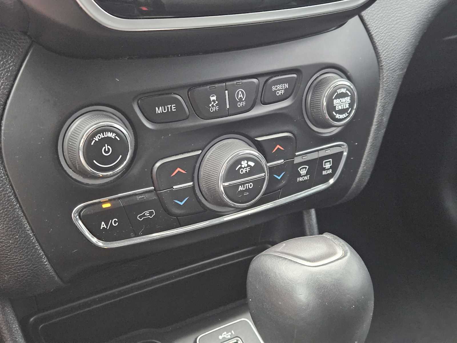 Thumbnail: 2019 Jeep Cherokee - 18
