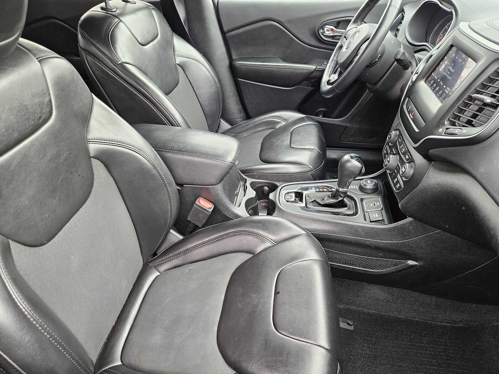 Thumbnail: 2019 Jeep Cherokee - 14